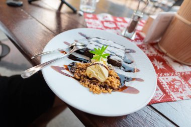 Parçalı Vanilyalı Dondurma Tatlısı