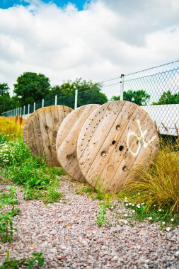 Ahşap Kablo Makarası İnşaat Alanında Bir Ağ Çitinin Yakınında Duruyor