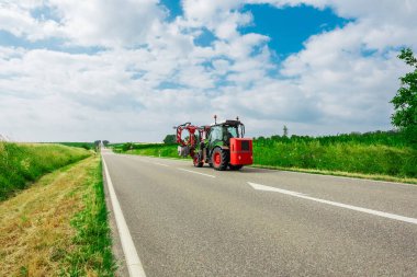 Bir yaz günü, Tır Tır Sürücüsü Taşra Yolunda Şarap Hasat Aletleri ile donatılmış Çiftçi Tarla Çevresinden Açıldı