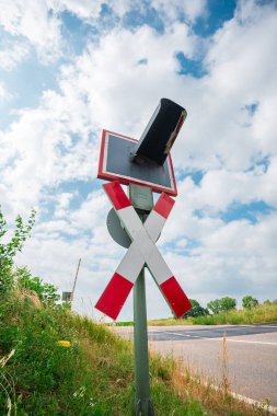 Demiryolu Trafik Işığı ve Şehir Yolunun Yakınındaki İmza