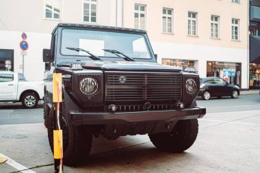 Koruyucu farları olan siyah bir off road aracının ön ızgarası.
