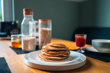 Tahta bir kahvaltı masasında Cerials ve Juice ile bir parça gözleme.