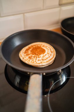 Krep kızartma tavasında pişiyor.