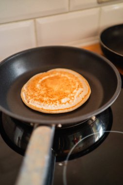 Ev yapımı fırında krep. Tatlı olarak bir tabakta pişiyor.