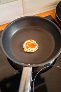 Fırında tavada kızaran minik krep.