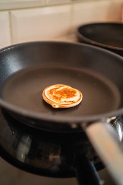 Fırında tavada kızaran minik krep Tatlı tabağına servis edilmeye hazır.