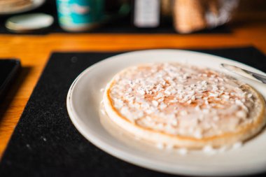 Tabakta hindistan cevizi kremalı krep.