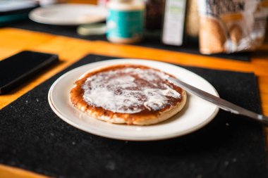 Beyaz kremalı krep Bıçaklı bir tabakta