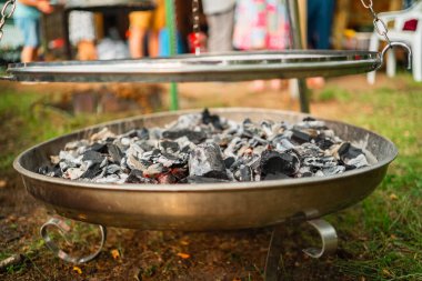 Metal bir kasede kızgın kömürlü ızgara yapan Barbekü İçin Hazır