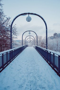 Kar, Soğuk bir kış günü Kar Kapağı 'nda ayak izleriyle bir köprünün yürüyüş yolunu kapladı.