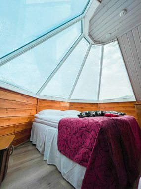 Camdan bir Igloo 'nun Tavanı İki yatak odalı Gündüz Karla kaplı