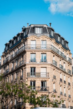 Güzel bir günde Paris 'te Rönesans Haussman Binası Cephesi