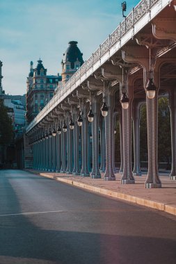 Fransa 'daki Pont de Bir-Hakeim Köprüsü' nün Metal Yapısı Gün Batımında Paris