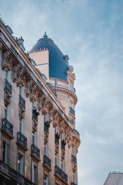 Paris 'teki Neoklasik Rönesans Binası. Fransa Dipten Yukarı Bakıyor.