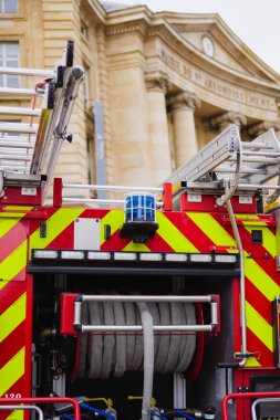 Bir itfaiye aracının en üst katındaki mavi ışık acil durum sinyali vermeye hazır.