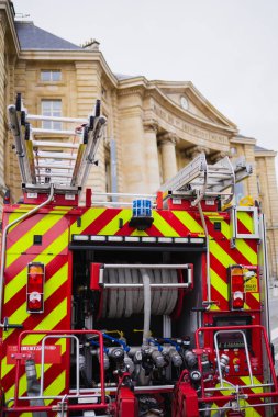 Yüksek Basınçlı Yangın Müdahale Aracı Ekipman Merdiveni ve İşaretleri Yerleştirmeye Hazır