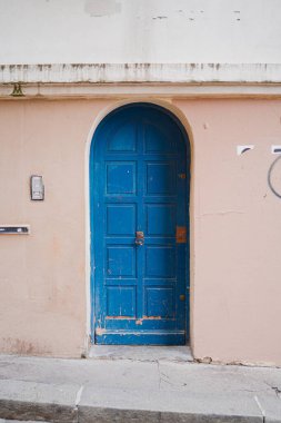 Geleneksel Kapı tokmağı ile İnce Mavi Kemer Kapı Sokakta Bir Evin Girişi Kapanıyor