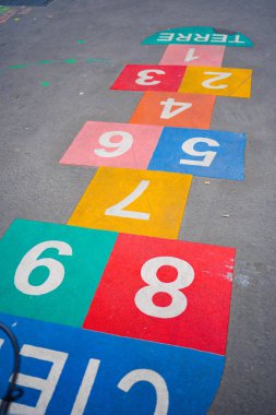 Beton zemine atlayacak renkli sayılarla Hopscotch Oyun Alanı