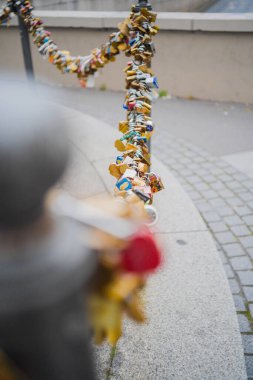 Yüzlerce asma kilit, bariyeri aşan bir halk çatışmasının zincirine bağlı.