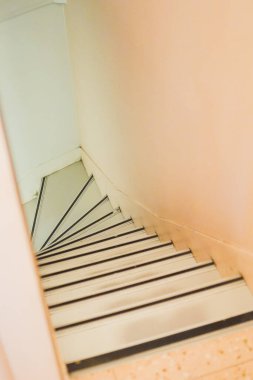 Bodruma adım adım inen Alçı Duvarlı Dar Merdiven