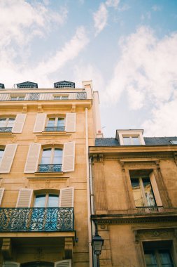 Neoklasik Rönesans tarzında İki Çoklu Öykü İnşaat Cephesi Parlak Güneşli bir Fransa Yaz Gününde Barok Tarzı