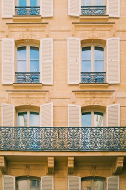 Pencereleri Pencereli ve Balkonlu Paris 'teki Neo Klasik Barok Binası Cephesi