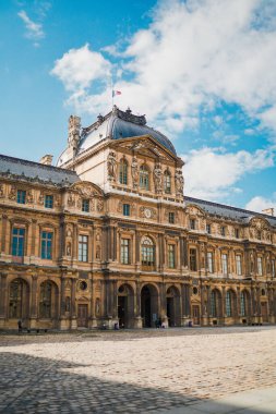 Neoklasik Barok İmparatorluğu tarzında Louvre Müzesi Güneşli bir yaz gününde inşa edilmiştir.
