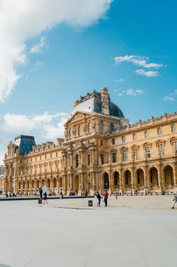 Güneşli bir yaz gününde Neo-klasik Rönesans Mimarisi ile Paris 'teki Louvre Müzesi' nin Önü