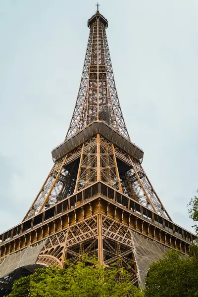 Bulutlu bir günde Paris 'teki Eyfel Kulesi' nin Çapraz Perspektifi