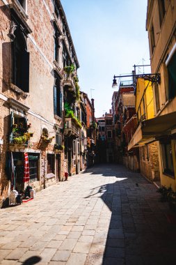 Venedik 'te yeşillik ve renkli cephelerle bezenmiş büyüleyici tarihi binaların bulunduğu, İtalyan mimarisinin ve Akdeniz cazibesinin özünü yansıtan ilginç, güneşli bir caddeyi keşfedin..