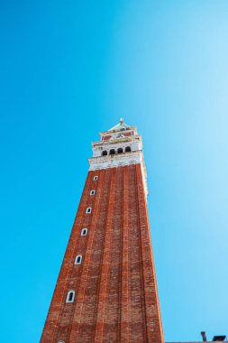 St Marks Campanile Çarpıcı Mimarisi Venedik 'te canlı mavi gökyüzüne karşı yükselerek tarihi zarafeti yakalıyor. Avrupa 'nın eşsiz simgelerini arayan seyahat ve kültürle ilgili projeler için mükemmel