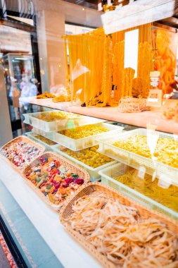 Venedik 'teki bir mağazanın vitrininde çeşitli şekil ve renklerin sergilendiği canlı bir el yapımı makarna. Otantik İtalyan mutfak sanatının mükemmel bir temsili..