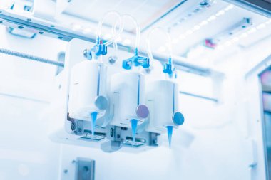 Tıbbi araştırma, numune analizi ve laboratuvar denemelerinde hassasiyet için tasarlanmış yüksek teknolojili bir laboratuvar ortamında otomatik pipet sistemi. Bilimsel yenilikler eylem sırasında gösteriliyor.