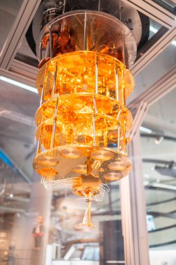 Modern bir laboratuvarda bulunan altın kuantum bilgisayar işlemcisinin yakın çekim görüntüsü gelişmiş bilgisayarlarda ileri teknoloji ve tasarım sergiliyor. Teknoloji ve yenilik kavramları için mükemmel..