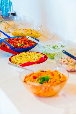 Açık büfe masasında servis edilecek çeşitli salata ve makarna sergisi. Yemek organizasyonları ya da toplantılar için mükemmel. Renkli yemekler sergileniyor..