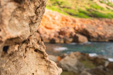 Yumuşak bir kıyı zeminine sahip, engebeli bir kaya oluşumuna odaklanmış doğal dokuları ve sakin bir ortamın ortasındaki topraksı tonlarını gözler önüne seriyor. Doğa ve manzara temalı projeler için mükemmel..