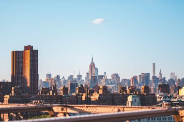 New York şehrinin nefes kesen gökdelenlerini ve şehir manzarasını akşam güneşinin sıcacık parıltısı altında sergiliyor..
