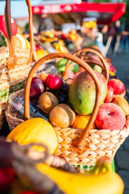 Açık hava pazarındaki sepetlerdeki meyveler, sağlıklı ve sürdürülebilir yaşam tarzlarını teşvik ederek doğanın renklerini ve canlılığını sergiliyor. Tazelik, sağlık ve piyasa atmosferi kavramları için mükemmel