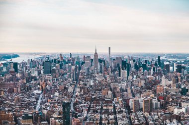 Geniş New York şehrinin ikonik gökdelenleri ve genişleyen şehir genişliğiyle gökdelenlerini gösteren hava fotoğrafı bu ünlü şehrin canlı enerjisini ve mimari dehasını somutlaştırıyor.