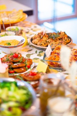Ev yapımı nefis bir brunch sofra örtüsü, limon temalı bir masa örtüsü üzerine güzelce yerleştirilmiş sıcak ve davetkar bir ortam yaratıyor, aile ve arkadaş toplantıları için mükemmel..