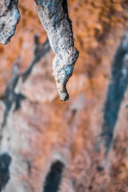 Doğal erozyon desenleri gösteren kaya oluşumu. Sıcak tonlar engebeli yüzeyi vurgular, jeolojik özelliklerin sanatsal bir tasvirini yaratır