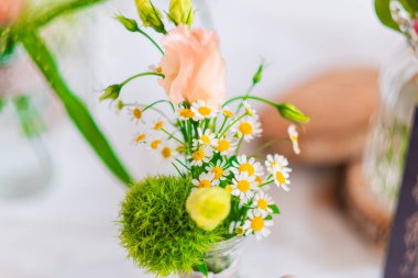 Yumuşak tonlarını ve dokulu detaylarını gösteren çiçekli bir buketin zarif makro çekimi. Dekorasyon, etkinlik temaları veya doğal estetiği resmetmek için ideal.