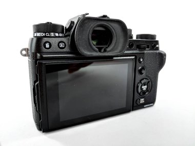 Fotoğraf meraklıları ve profesyoneller için tasarlanmış, çeşitli senaryolar ve sanatsal fotoğraflar için uygun ayarlanabilir ekran ve kontrol düğmeleri ile arka tarafı gösteren dijital kamera.