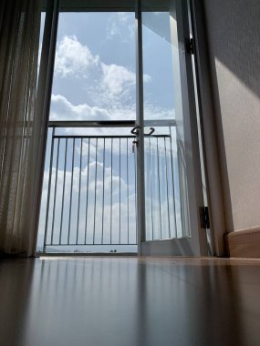 Apartman dairesinden gökyüzü manzarası