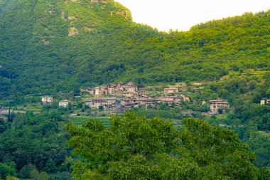 borgo italiano territorio montuoso, paesaggi di montagna, panorami italiani