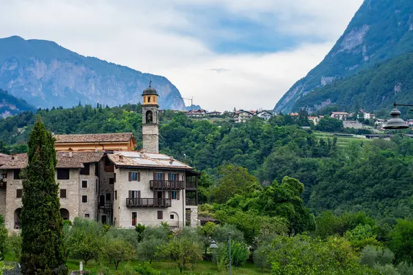 borghi di montagna paesaggi italiani, territorio montuoso