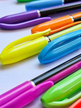 Penne colorate sullo sfondo bianco