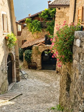 Eski şehrin güzel dar caddesi 