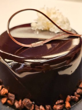 Süslü çikolatalı turta.