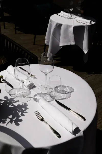 İki Kişilik Masa, Restoran Sahnesi, Basit Masa Ayarları. Yüksek kalite fotoğraf